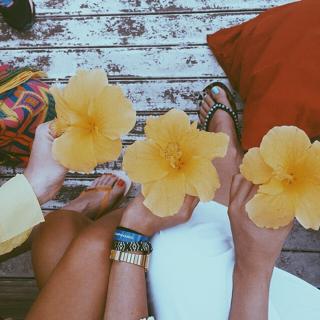 Manu Gavassi feet photo thumbnail