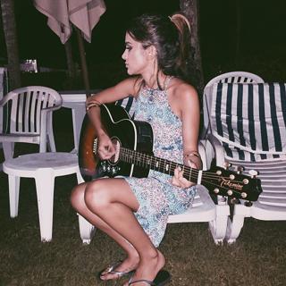 Manu Gavassi feet photo thumbnail