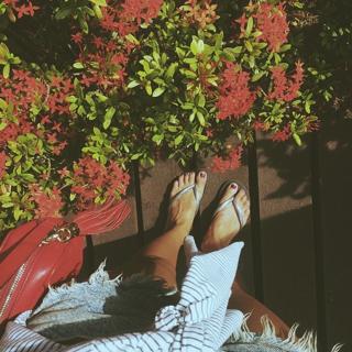 Manu Gavassi feet photo thumbnail
