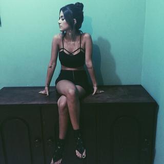 Manu Gavassi feet photo thumbnail