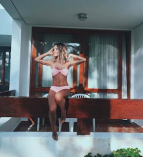 Manu Gavassi feet photo thumbnail