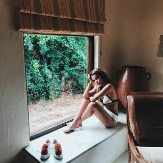 Manu Gavassi feet photo thumbnail