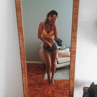 Manu Gavassi feet photo thumbnail