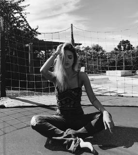 Manu Gavassi feet photo thumbnail