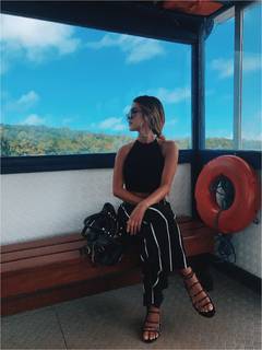 Manu Gavassi feet photo thumbnail