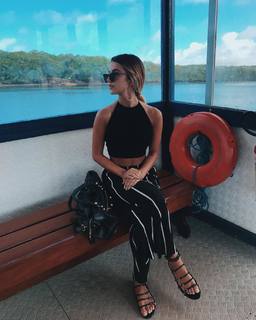 Manu Gavassi feet photo thumbnail