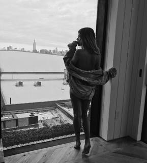 Manu Gavassi feet photo thumbnail