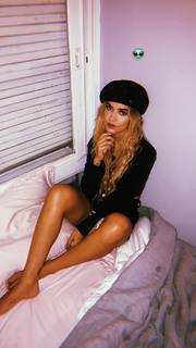 Manu Gavassi feet photo thumbnail