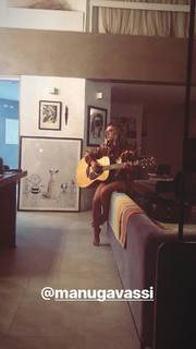 Manu Gavassi feet photo thumbnail