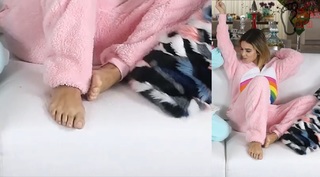 Manu Gavassi feet photo thumbnail