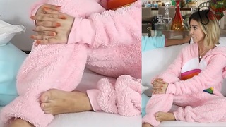 Manu Gavassi feet photo thumbnail