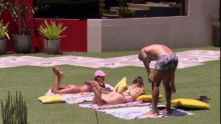 Manu Gavassi feet photo thumbnail