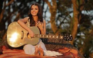 Manu Gavassi feet photo thumbnail