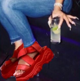 Manu Gavassi feet photo thumbnail