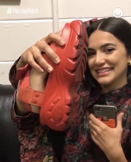 Manu Gavassi feet photo thumbnail