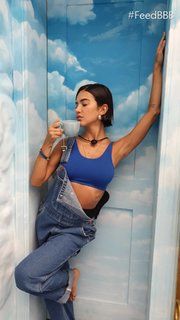 Manu Gavassi feet photo thumbnail