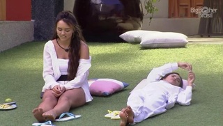 Manu Gavassi feet photo thumbnail