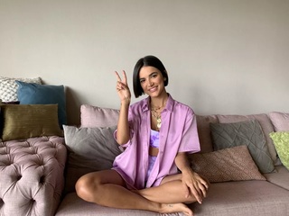 Manu Gavassi feet photo thumbnail