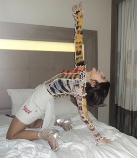 Manu Gavassi feet photo thumbnail