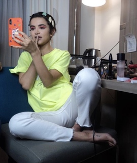 Manu Gavassi feet photo thumbnail