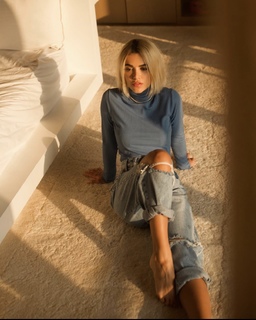 Manu Gavassi feet photo thumbnail