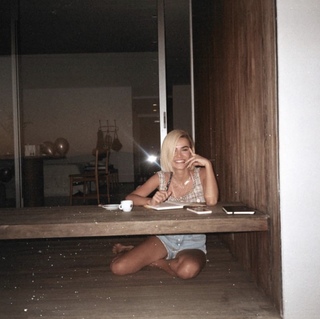 Manu Gavassi feet photo thumbnail