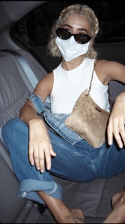 Manu Gavassi feet photo thumbnail