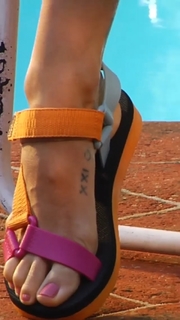 Manu Gavassi feet photo thumbnail