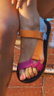 Manu Gavassi feet photo thumbnail