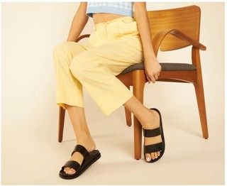 Manu Gavassi feet photo thumbnail