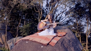 Manu Gavassi feet photo thumbnail