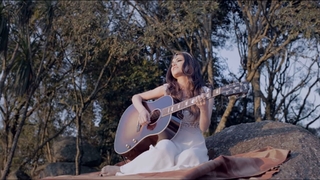 Manu Gavassi feet photo thumbnail