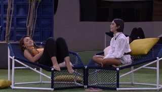 Manu Gavassi feet photo thumbnail