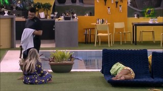 Manu Gavassi feet photo thumbnail