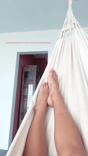 Manu Gavassi feet photo thumbnail