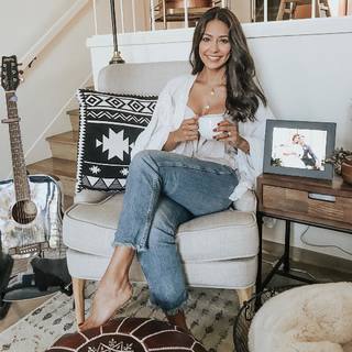 Manuela Arbeláez feet photo thumbnail