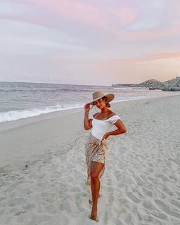 Manuela Arbeláez feet photo thumbnail