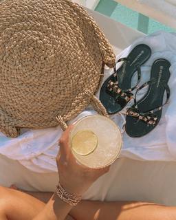 Manuela Arbeláez feet photo thumbnail