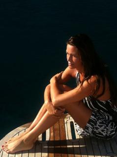 Manuela Arcuri feet photo thumbnail