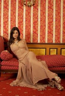 Manuela Arcuri feet photo thumbnail
