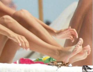 Manuela Arcuri feet photo thumbnail