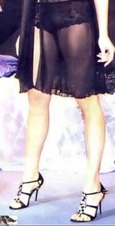 Manuela Arcuri feet photo thumbnail