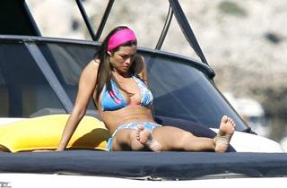 Manuela Arcuri feet photo thumbnail