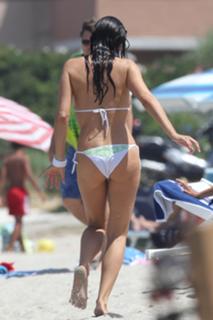Manuela Arcuri feet photo thumbnail