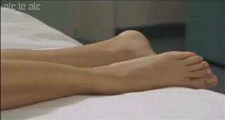 Manuela Arcuri feet photo thumbnail