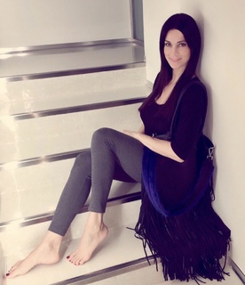 Manuela Arcuri feet photo thumbnail