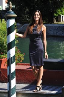 Manuela Arcuri feet photo thumbnail