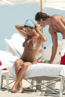 Manuela Arcuri feet photo thumbnail