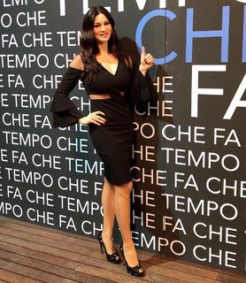 Manuela Arcuri feet photo thumbnail