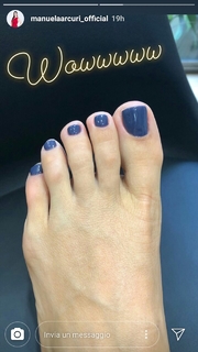 Manuela Arcuri feet photo thumbnail